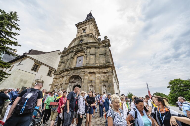 Króla wznoszą się znamiona